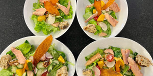 Beitragsbild des Blogbeitrags Fruchtige Blatt-Salate mit geräuchertem Saibling & Süsskartoffel Chips