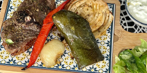 Beitragsbild des Blogbeitrags Lamm-Kotelett auf Ofen-Gemüse mit Tsatsiki aus dem Backrohr  