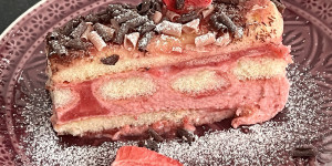 Beitragsbild des Blogbeitrags Erdbeere-Biskotten Schnitten (no bake)