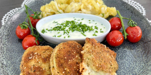 Beitragsbild des Blogbeitrags Gefüllter, gebackener Kohlrabi auf Kartoffelsalat mit Mai-Rübe & Joghurt-Schnittlauch Sauce