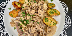 Beitragsbild des Blogbeitrags Rindsschnitzel mit Champignon-Sauce, Manfredini & Bratkartofferl 