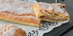 Beitragsbild des Blogbeitrags Saftiger Apfelstrudel mit meinem 3-Zutaten Teig ❤️ 