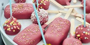 Beitragsbild des Blogbeitrags Erdbeere-Kuchen am Stiel
