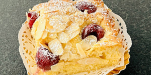 Beitragsbild des Blogbeitrags Amaretto-Kirschen-Kuchen