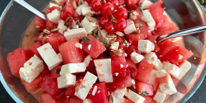 Beitragsbild des Blogbeitrags Fruchtiger Melonen-Feta Salat