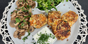 Beitragsbild des Blogbeitrags Karotten - Kohlrabi Laibchen mit Champignon, Schnittlauchsauce und grünem Salat