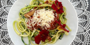 Beitragsbild des Blogbeitrags Zucchini-Spaghetti Bolognese 