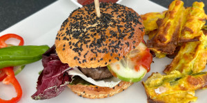 Beitragsbild des Blogbeitrags Homemade Wagyubeef- Burger mit Curry-Zucchini Pommes 