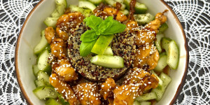 Beitragsbild des Blogbeitrags Teriyaki Chicken auf Quinoa mit süss-sauren Gurken 