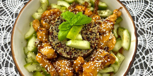 Beitragsbild des Blogbeitrags Teriyaki Chicken auf Quinoa mit süss-sauren Gurken