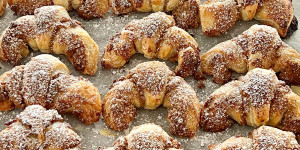 Beitragsbild des Blogbeitrags Nuss-Kipferl mit hausgemachten Blätterteig