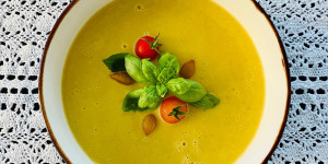Beitragsbild des Blogbeitrags Gelbes Ofen-Tomaten-Süppchen