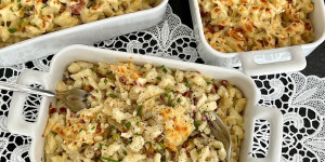 Beitragsbild des Blogbeitrags Überbackene Käse-Spätzle mit Speck & Zwiebel