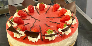Beitragsbild des Blogbeitrags Cremige Joghurt Torte mit Fruchtkern & Fruchtspiegel 