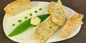 Beitragsbild des Blogbeitrags Das perfekte Gedeck! Knusprig, flaumiges Bärlauch-Baguette mit aufgeschlagener Bärlauch-Butter und dazu Bärlauch-Öl ❤️