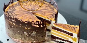 Beitragsbild des Blogbeitrags Pfirsich-Schokolade-Torte 