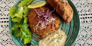Beitragsbild des Blogbeitrags Panierter Portobello, oder auch Riesen-Champignon genannt, mit hausgemachter Sauce Tatare
