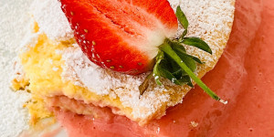 Beitragsbild des Blogbeitrags Traumhaft köstliches, schnelles Erdbeere-Omelette 
