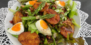 Beitragsbild des Blogbeitrags Bunte Blattsalate mit einem feinem Spargel-Gröstl. Ein leichtes, delikates Gericht zu jeder Tageszeit!