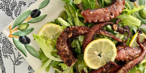 Beitragsbild des Blogbeitrags Knusprig gebratener, zarter Oktopus auf Blattsalaten - ein einfaches Rezept, für die Küche zuhause! 
