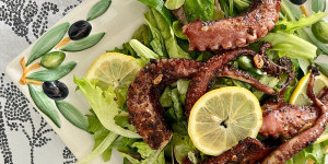 Beitragsbild des Blogbeitrags Knusprig gebratener, zarter Oktopus auf Blattsalaten - ein einfaches Rezept, für die Küche zuhause!