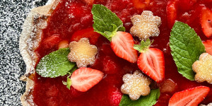 Beitragsbild des Blogbeitrags maxi.genuss: Erdbeere-Rhabarber-Mandel-Tarte, eine verführerische, erfrischende, süß-saure Kombination! 