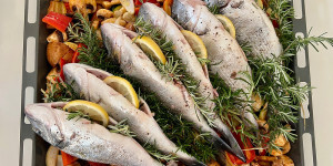 Beitragsbild des Blogbeitrags Goldbrasse vom Backrohr auf mediterranem Gemüsebeet mit Ofenkartoffeln, Joghurt-Radieschen Sauce und knusprigem Wildspargel 