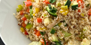 Beitragsbild des Blogbeitrags Schnelle, bunte Bulgur-Pfanne mit Pak-Choi