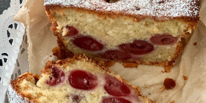 Beitragsbild des Blogbeitrags Saftiger Kirschen-Kuchen mit Mandeln und Rahm