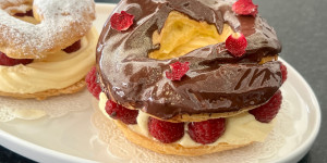 Beitragsbild des Blogbeitrags Cremeringe aus Brandteig mit feiner Vanille-Creme und Himbeeren