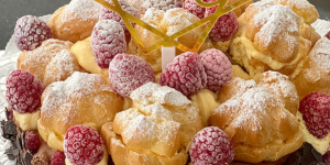 Beitragsbild des Blogbeitrags Schoko-Himbeere-Windbeutel-Torte