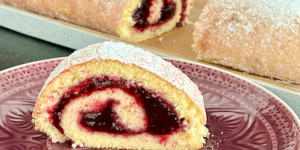 Beitragsbild des Blogbeitrags Die 10-Minuten Biskuit-Roulade, so wie früher bei meiner Oma ❤️