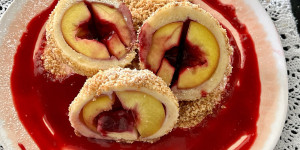 Beitragsbild des Blogbeitrags Himbeere-Pfirsich-Knödel