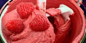 Beitragsbild des Blogbeitrags Himbeere-Joghurt Eis