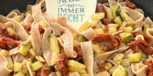 Beitragsbild des Blogbeitrags Die besten Zucchini-Nudeln aller Zeiten die in nur 8 Minuten fertig sind und wenig, aber dafür die richtigen, Zutaten benötigen!