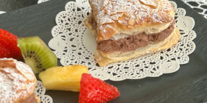 Beitragsbild des Blogbeitrags Mit Mousse au Chocolate gefüllte Blätterteig-Herzen ❤️ 