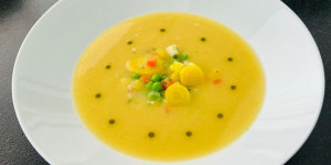 Beitragsbild des Blogbeitrags Gemüse-Suppe mit Curry & Bärlauch-Öl