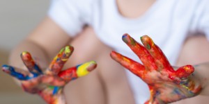 Beitragsbild des Blogbeitrags Experimentieren mit Fingerfarben