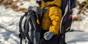 Beitragsbild des Blogbeitrags Babytrage oder Kraxe? Oder: Wie kommt man mit Kind am besten auf den Berg?