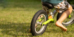 Beitragsbild des Blogbeitrags Der ultimative Laufradguide: Finde das perfekte Starterbike für das Nachwuchstalent auf zwei Rädern.