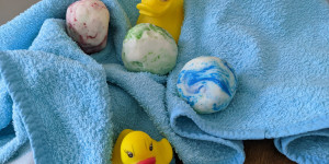 Beitragsbild des Blogbeitrags Schäumende Badekugeln (für Kinder)