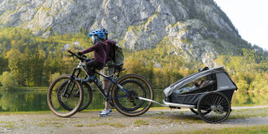 Beitragsbild des Blogbeitrags Langzeitreview: Croozer Kid Keeke 2 am Mountainbike 