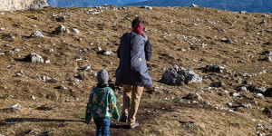 Beitragsbild des Blogbeitrags Der Jennbag – Gamechanger für Winterwanderungen mit Kindern.