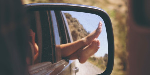 Beitragsbild des Blogbeitrags On the road: Tipps und Spielideen für lange Autofahrten mit Kindern 