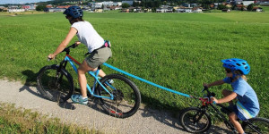 Beitragsbild des Blogbeitrags Abschlepphilfen für Radelkinder: Bergauf fahren mit Kind und Fahrrad leicht gemacht