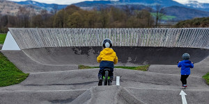 Beitragsbild des Blogbeitrags Früh übt sich: so geht Pumptrack mit Kindern 