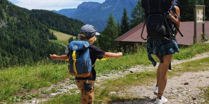 Beitragsbild des Blogbeitrags Wander FAQ für Familien & 13 Tipps wie du deine Kinder zum Wandern motivierst 