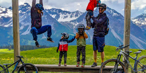 Beitragsbild des Blogbeitrags Sommer in den Schweizer Bergen: Mountainbiken, Wandern und Outdoorspaß mit Kindern in Arosa. 