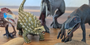 Beitragsbild des Blogbeitrags Die Dinos sind los! Kindergeburtstag mit Schatzsuche für kleine Paläontologen 