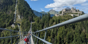 Beitragsbild des Blogbeitrags Reutte: Mit Kindern auf die Burg Ehrenberg wandern und Österreichs längste Hängebrücke überqueren 